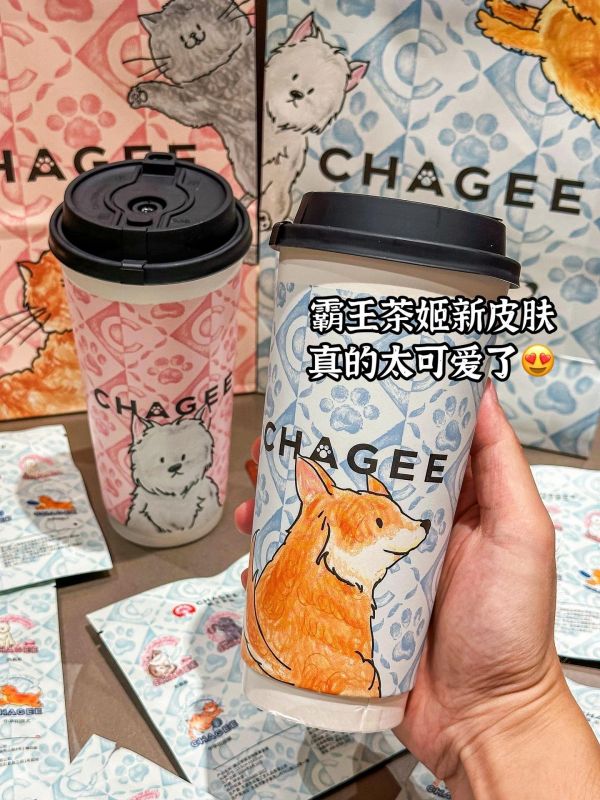 喵星人汪星人集合啦！霸王茶姬宠物徽章！！霸王茶姬，真没有瓶颈期啊！萌宠季又又又上新了！伯牙绝弦全新包装上线，直接闭眼冲！！#仙女都在喝什么 #霸王茶姬 #霸王茶姬宠物徽章 #伯牙绝弦 #谁懂啊真的很好喝