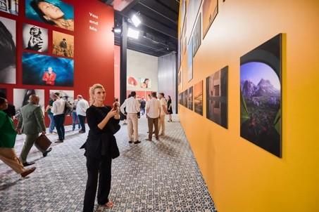 “温暖的世界——华为影像十二年展”现场