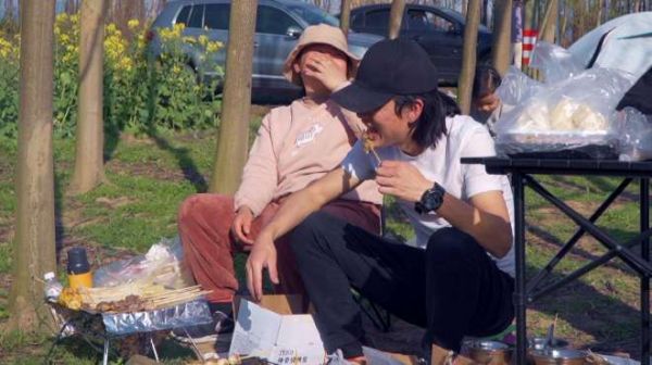 小伙带娃江边烧烤,秘制花甲蛋挞螺丝吃嗨了,过往船只羡慕不已