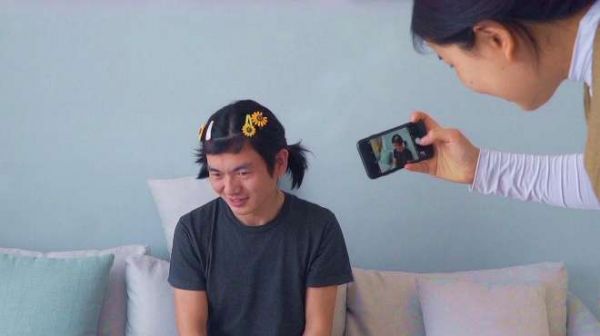 老婆为让老公理发出怪招,老公立马自己剪,女儿直言太丑了