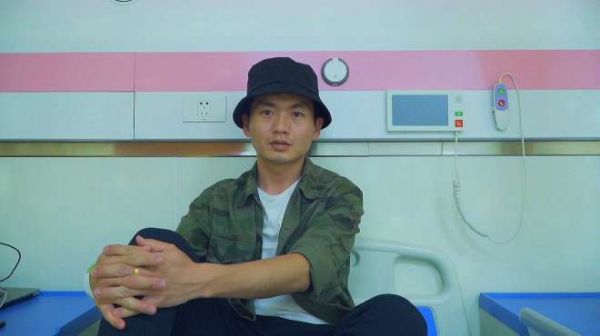 小伙医院病床上分享自媒体干货,手机相机千万不要买