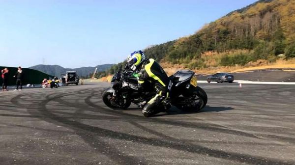 偶遇贴地飞行摩托车声音又好听,据说可以换一辆奔驰车