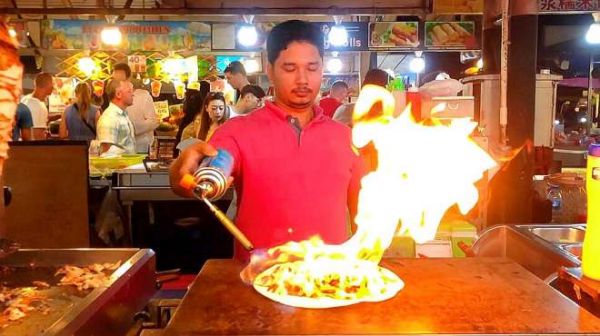夜逛泰国大排档海鲜白菜价,本地小哥招揽生意普通话比我还溜