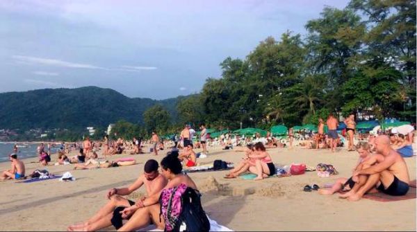 小伙国外海边拍日落 却发现沙滩一排美女晒日光浴