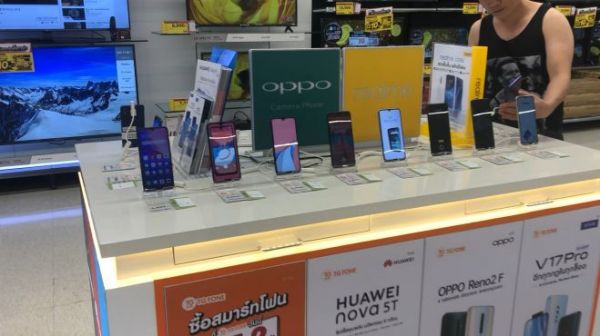 泰国商场摆满中国品牌手机和电器