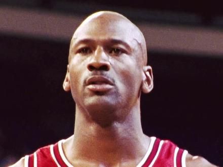 为何耐克宁愿帮乔丹交罚款,也要坚持让他穿着那双鞋打球? #dou来nba #乔丹 #乔丹纪录片