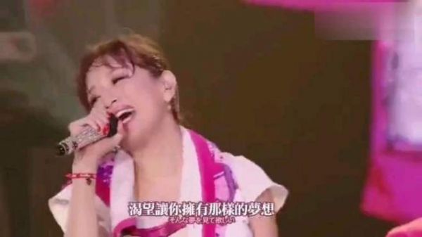 亚洲天后滨崎步演唱会现场,唱得实在太卖力,这种态度值得敬佩