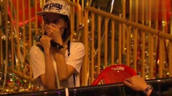 周杰伦太过分了,演唱会上把女歌迷搞疯了,妹子一会儿哭一会儿笑