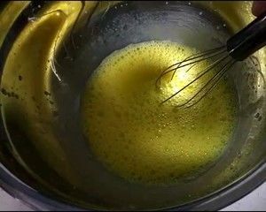 八寸戚风蛋糕低油低糖版（适合新手 详细带视频 少油少糖）的做法步骤 第2步
