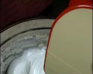 八寸戚风蛋糕低油低糖版（适合新手 详细带视频 少油少糖）的做法步骤 第8步