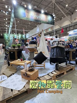 ibiyaya依比呀呀:️2024台北夏季宠物展|宠物露营疯 准备好和我们一起迎接夏日的热浪了吗? 想象一下⭐️在繁星点点的夜空下 ,与心爱毛孩一同搭起帐篷,享受大自然的美好。 ibiyaya为您和毛宝贝量身打造了一系列露营必备神器⛺️,露营之旅更加轻松自在。 ♂️无论是在林间小径漫步,还是在湖边悠闲地骑行,推车都能让您的宠物舒适又安全地陪伴左右。 我们的推车不仅设计时尚,更注重实用性,拥有超强承重力和便捷的折叠功能,轻松应对各种户外挑战。 ibiyaya与您相约在2024夏季台北宠物展,让我们共同创造一个难忘的夏日回忆!❤️ 宠物露营疯.享受时尚 Outdoor 生活 |地点|台北南港展览馆 1 馆四楼 |期间|2024.07.05 (五) - 07.08 (一) |时间|10:00~18:00 |摊位|4楼 N1003 #ibiyaya #宠物展 #宠物露营 #宠物旅行 #宠物推车
