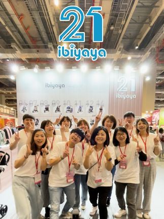 ibiyaya依比呀呀:ibiyaya 21週年生日快樂! ibiyaya ibiyaya ibiyaya 21岁 生·日·快·乐! 在国外,21岁生日象征着青少年的成年礼 能够独立自主,肩负起责任与义务 自2003年成立以来 ibiyaya专注于开发宠物外出/居家用品系列, 设计多款宠物推车、宠物提包、宠物窝床, 希望开辟更多宠物友善的环境 即使历经文化挑战、金融风暴、Covid 疫情、削价竞争与抄袭等各种内忧外患 ibiyaya 21年来依然在宠物用品领域持续坚持不曾放弃! 成长的足迹从稚嫩到成熟,从简单到完备 产品设计历经多年淬链蜕变,如今已由功能单纯的宠物推车/提包,进化到高阶机能型宠物精品载具 感谢新手宠物家庭入门首选 感谢多年铁杆粉丝忠心支持 请与我们一起感恩携手,迈向下一个21周年! 歡迎留言一起祝福:『ibiyaya生日快樂』 #ibiyaya#宠物推车#宠物车#宠物包#宠物外出包
