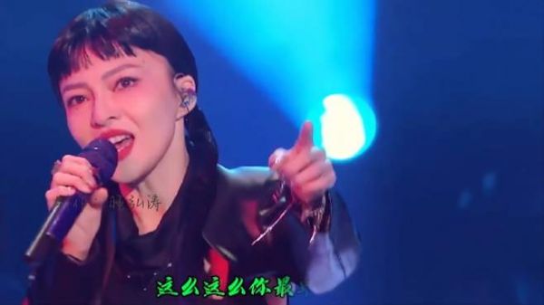 张韶涵和信演唱《孤勇者》独具特色声音太燃了,燃炸了整个舞台