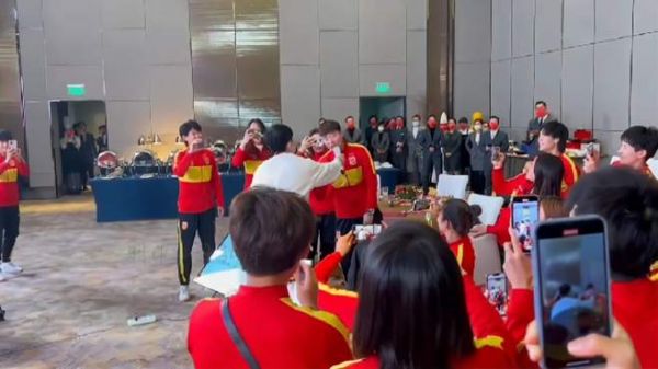 张杰给女足姑娘们开专属演唱会 开心极了为中国女足喝彩