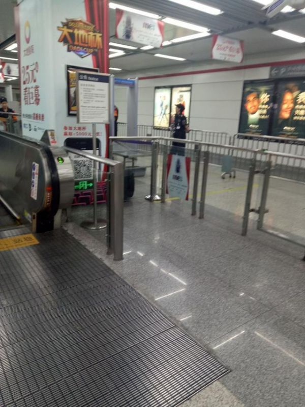 地铁禁止携带宠物？妹子实力演绎，如何带仓鼠过安检！