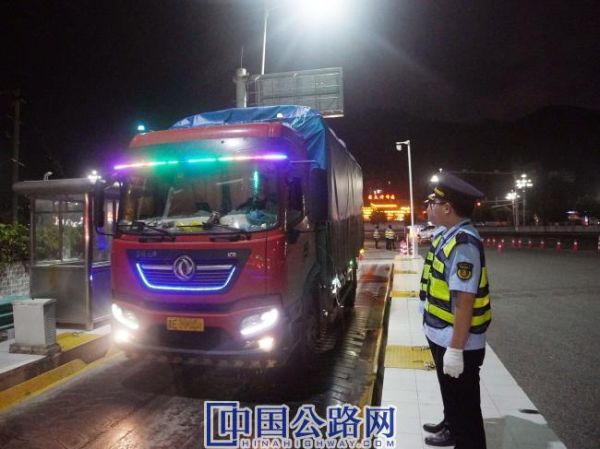【52】《夜幕下的交通执法人员》.jpg