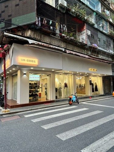 衣服挺好看的，挺多的，满意！
