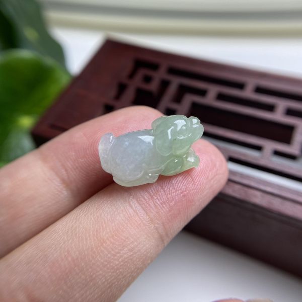 翡翠可爱立体生肖小狗挂件吊坠。翡翠可爱立体生肖小狗挂件吊坠 纯手工雕刻，冰透带绿 纯净完美，灵动趣味 俏皮可爱，日常百搭 尺寸：18.7*10.3*8.7mm 关联词：天然翡翠 翡翠A货 高冰飘蓝花 冰种翡翠 冰冰糯糯小滴溜 18K金镶嵌 扣头 翡翠吊坠 翡翠项链 翡翠手链戒指 #翡翠 #天然翡翠 #A货翡翠玉石 #纯手工雕刻 #不一样的美