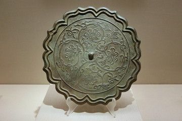 辽代缠枝牡丹纹铜镜