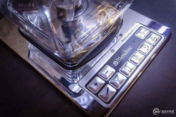 100多万的露营车还为宠物预留了空间 竹制家具才是亮点