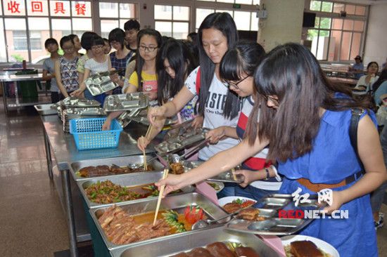 湖南师大食堂评选“最佳菜肴”学生试吃当评委