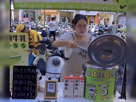 本来只是摆个摊的，现在已经升华到每天直播两场，上午直播3小时是想让你们看到我的制作过程，证明我没有加黑科技，0色素0添加，真材实料，诚心诚意。晚上直播3小时是想证明我真的没有叫拖来买绿豆沙都是老客的认可新客的信任#绿豆沙 #绿豆沙牛乳 #赣州美食 #摆摊 #创业