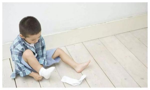 父母的“过度保护”正在破坏孩子的幸福，孩子们要的不是这样的爱