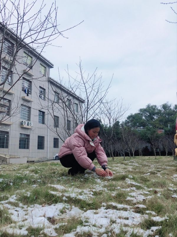 “喂，能不能不走？” “不走你养我啊？” “...... 我养你啊！” “傻瓜，先养好你自己吧！” （❄️，把你留在我的相册里）##南方孩子看见雪