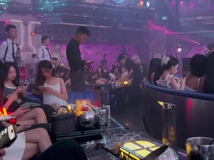 全是大学生美女 不来看看嘛 我帮你加微信#酒吧订台 #网红酒吧打卡 #劲爆现场