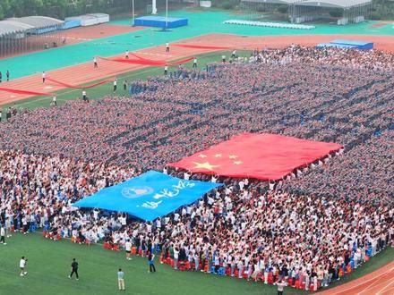 赢麻了，巨幅国旗入场，安徽师范大学万人开学典礼，果然最精彩的还是别人家的开学典礼#安徽师范大学 #安徽芜湖 #开学典礼 #就在芜湖等你来
