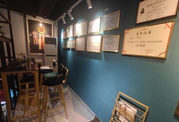尊睿宠物美容培训学校荣誉墙环境