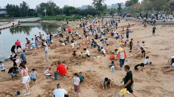 8月21日,航拍郑州北龙湖公园,想不到解封后首个周末市民真不少