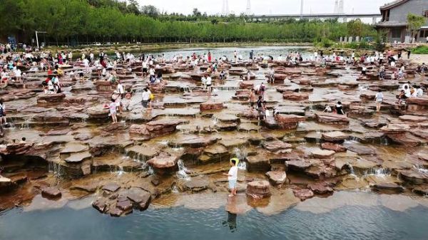 航拍郑州贾鲁河“网红瀑布”,夏日孩子们戏水好地方,免费又好玩