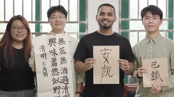“巴铁”小哥带你穿越秦岭看中国铁路之变