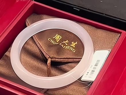 #周大生#听说每个女孩都有一个新手镯 听说这是“金钱进袋”的声音，没关系男朋友会出手，不会让我两手空空#白月光手镯 #惊喜跟礼物都是来自爱你的人 #首饰分享