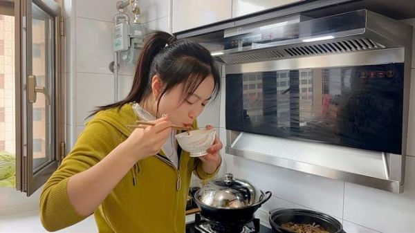 团团吹嘘自己的手艺,饭做好了,妈妈却尝都不尝