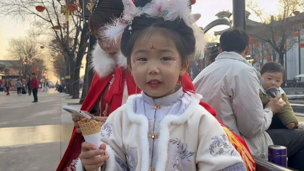 放假啦,带小七月去大唐不夜城溜达,为娘已累瘫