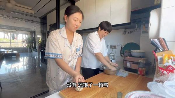 孙女想吃小零嘴,外婆立马做一大盘,果然隔辈亲