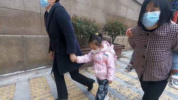 甲流后的一家人,送完小的上幼儿园,带老妈去医院检查身体