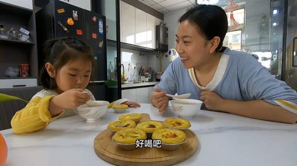 老妈发烧了,团团炖一锅银耳羹,再烤几个蛋挞,一家人吃的饱饱的