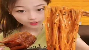 火鸡面美味,红烧肉更香,美女吃得好过瘾呀!