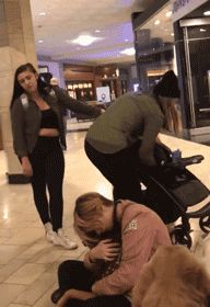 “这服务犬能摸吗？”，遭到拒绝后她暴怒，把狗狗都吓坏了！