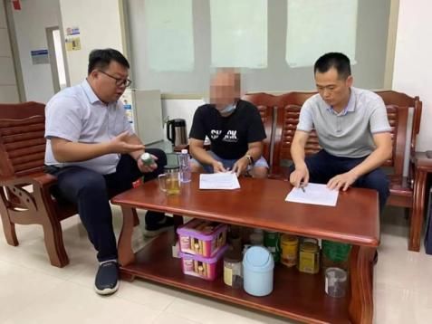 执法人员向当事人送达《行政处罚决定书》。厦门市自然资源和规划局供图