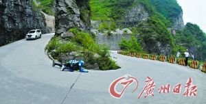 老外“疯狂滑轮”挑战“中国极限道路之王”