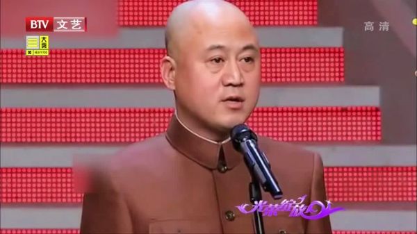 方清平竟然出书了？捧着一摞书就上台了，出书完全是闲着没事