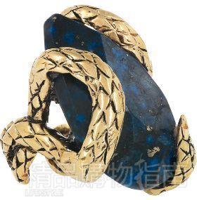 　　咬着尾巴的鳄鱼、缠绕于青金石上的蛇，凶险却充满艺术感。