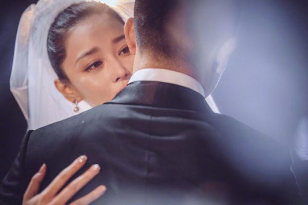 张馨予用自家宠物狗微博公布婚纱拍摄现场照片，网友称“太寒酸”