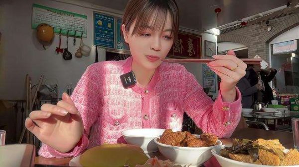 大同特色美食黄糕炖肉,5元的黄糕又筋又黏又糯。 #大同美食 #不可错过的山西美食
