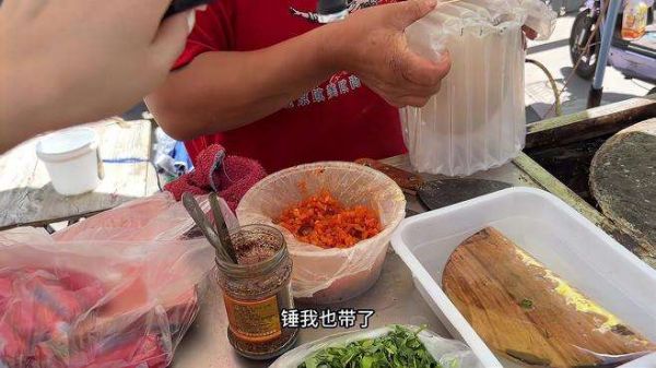 煎饼果子的新吃法:鸵鸟蛋煎饼 #路边摊美味 #煎饼果子 #教科书级别的煎饼果子