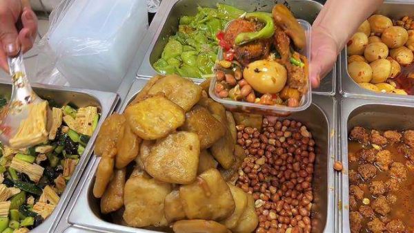 我心中的盒饭天花板,石家庄南三条市场里的盒饭,几块钱十几种菜,打工人的快乐生活。#东北盒饭 #工作餐 #石家庄美食 #寻味街边小吃